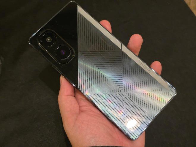 MWC 2025 传音Infinix展示变色手机、太阳能充电手机(图1)