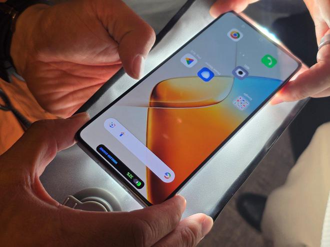 MWC 2025 传音Infinix展示变色手机、太阳能充电手机(图2)